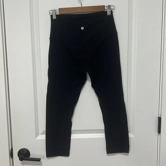 Lululemon Black Capri Leggings with front inside pocket size 6 - Picture 4 of 9